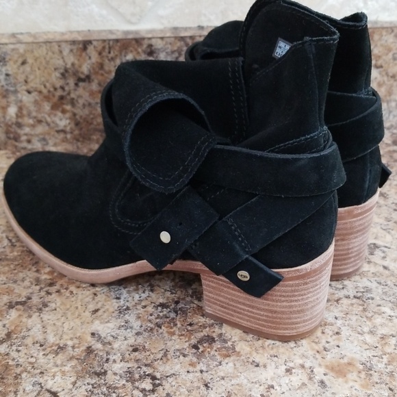 **SOLD**Ugg Elora Side Zip Booties - Picture 5 of 6